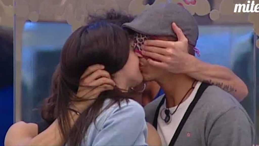 Besos, lametones y pruebas en la casa