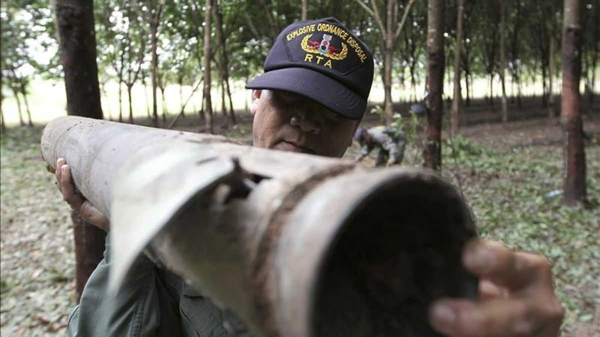 Un efectivo del cuerpo de armamento tailandés recoge parte de un proyectil lanzado por tropas camboyanos en el distrito fronterizo de Phanom Dong Rak, Tailandia. EFE/Archivo