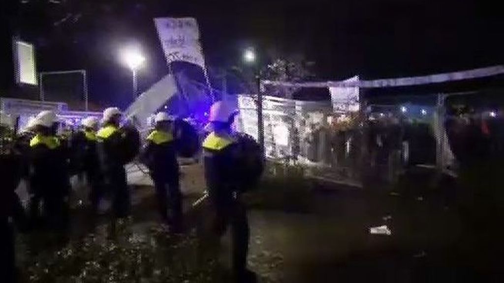 Enfrentamientos con la policía contra un campamento de refugiados en Holanda