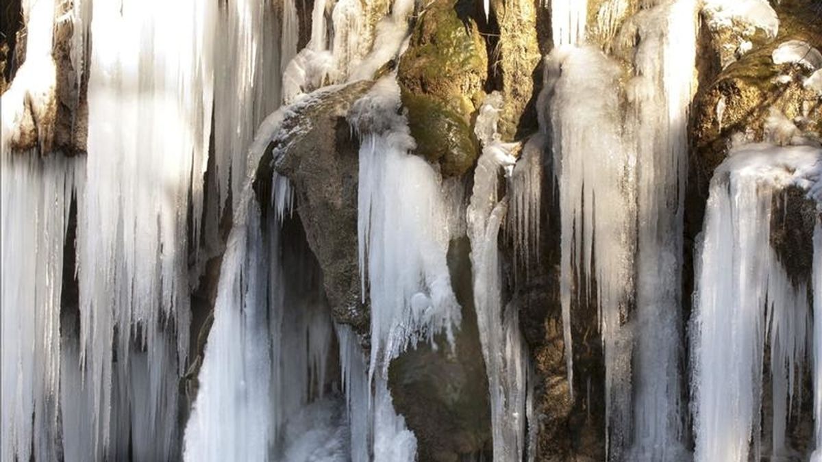 Numerosos carámbanos de grandes dimensiones a causa del frío que azota a buena parte de España en el nacimiento del río Cuervo, en la localidad de La Vega del Codorno, en plena Serranía de Cuenca. EFE Numerosos carámbanos de grandes dimensiones a causa del frío que azota a buena parte de España en el nacimiento del río Cuervo, en la localidad de La Vega del Codorno, en plena Serranía de Cuenca. EFE