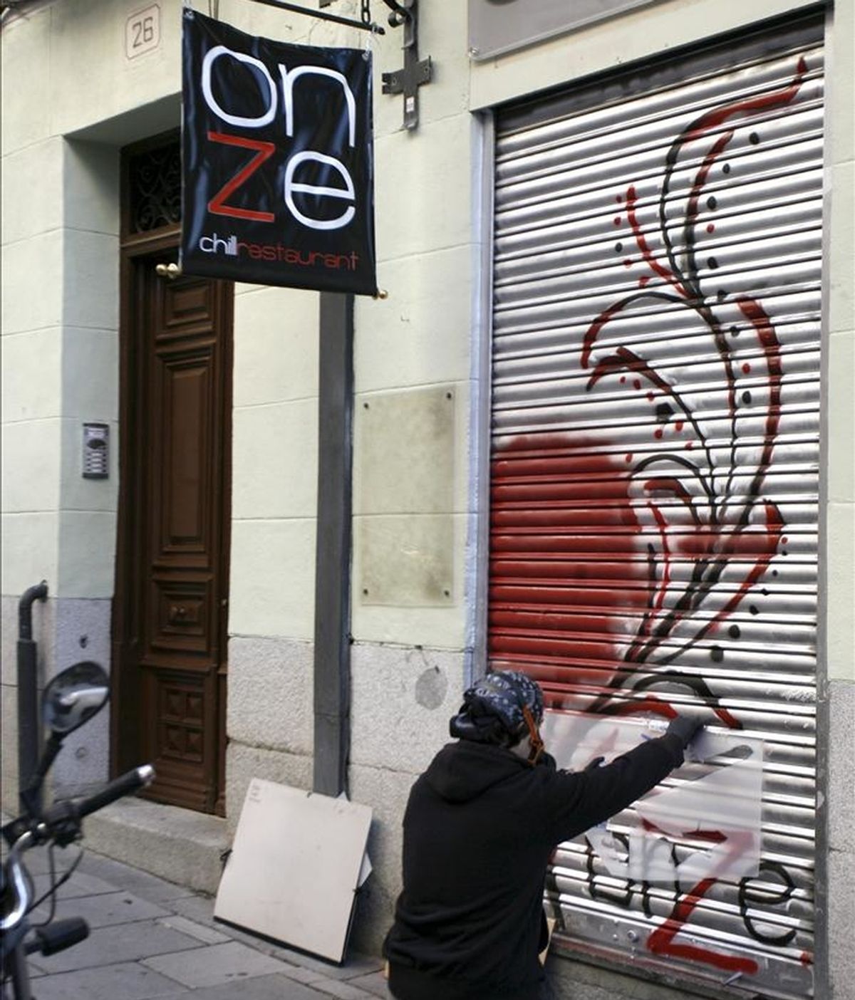 Los comerciantes del madrileño barrio de Malasaña se han organizado para pintar durante la mañana de hoy los cierres de sus negocios y así llamar la atención sobre la degradación que sufre la zona. EFE