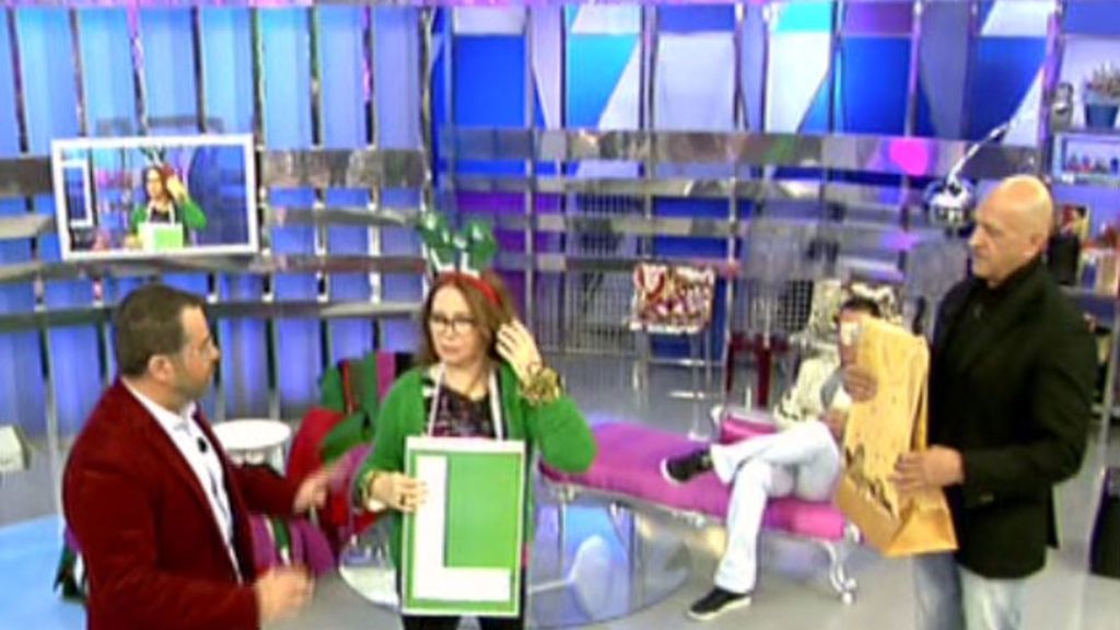 Sus compañeros le dan la bienvenida con dos regalos muy originales