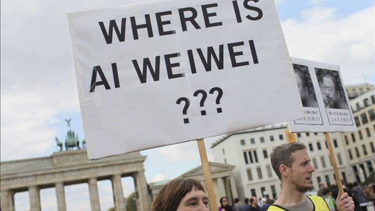 Activistas de Amnistía internacional piden la libertad del disidente político chino Ai Weiwei, durante una protesta en la Pariser Platz de Berlin (Alemania), el 16 de abril de 2011. EFE/Archivo
