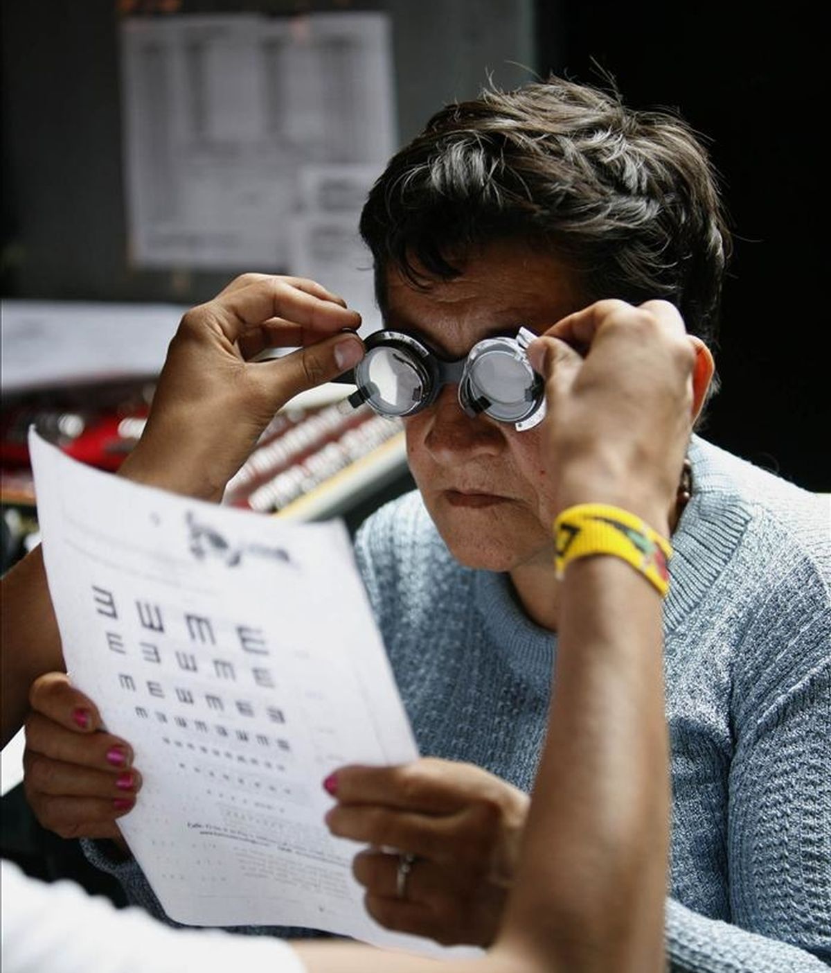 Un oftalmólogo atiende a una mujer colombiana en una carpa instalada en la población de Quetame, en el departamento colombiano de Cundinamarca. Portugal contrata a 42 médicos colombianos ante la escasez de facultativos. EFE/Archivo