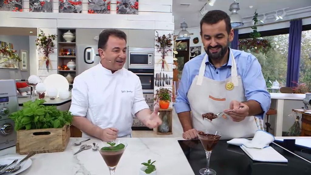 Martín Berasategui prepara un soufflé de chocolate superfácil y líquido por dentro