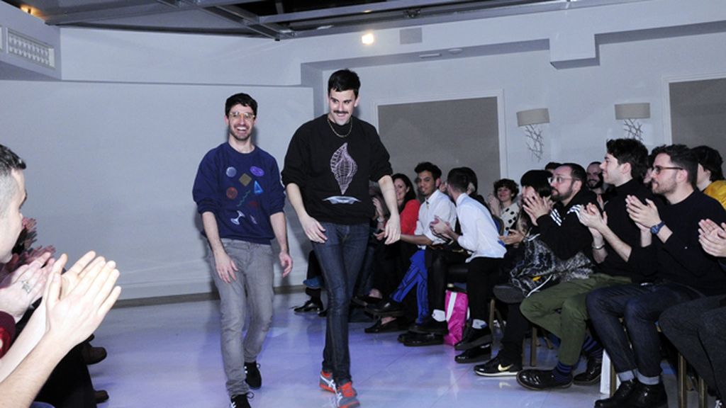 Antonio y Miguel, los rostros tras Jarabowtie, saludando tras el desfile