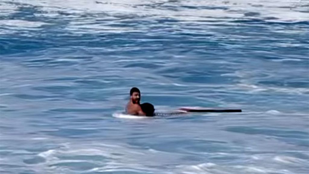 Un bañista salva a un surfista arrastrado por una ola: "Pensé que estaba muerto"