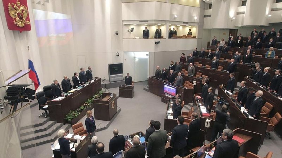 Miembros de la cámara alta del Parlamento ruso escuchan el himno nacional durante una sesión donde hoy, miércoles 26 de enero de 2011, fue ratificado el nuevo tratado START (Reducción de Armas Nucleares Estratégicas), después de que la Duma o cámara de diputados hiciera la víspera lo propio en tercera lectura, en Moscú, Rusia. EFE
