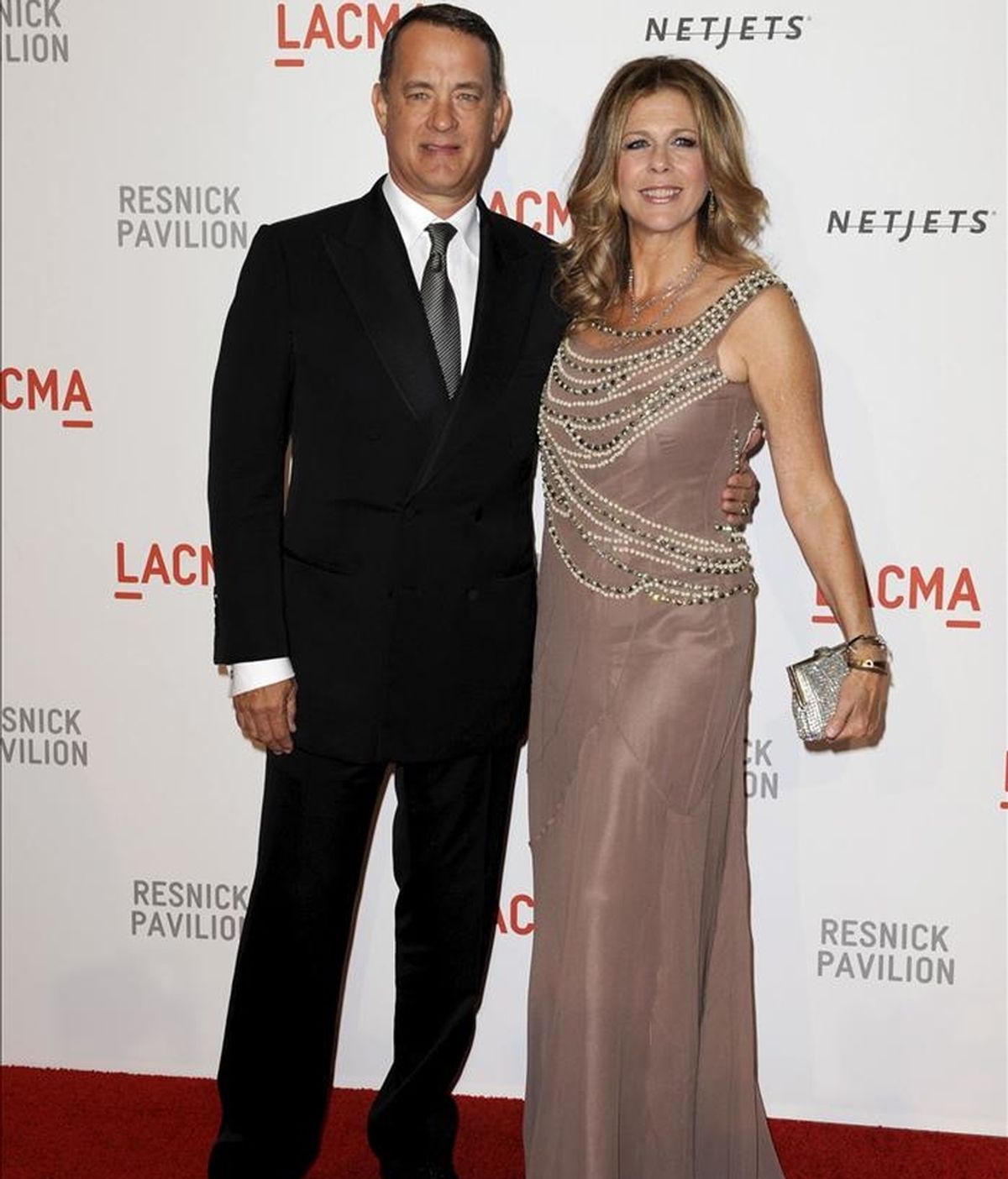 Colin Hanks es hijo del primer matrimonio de Tom Hanks (i), quien permanece casado desde 1988 con la actriz Rita Wilson (d). EFE/Archivo