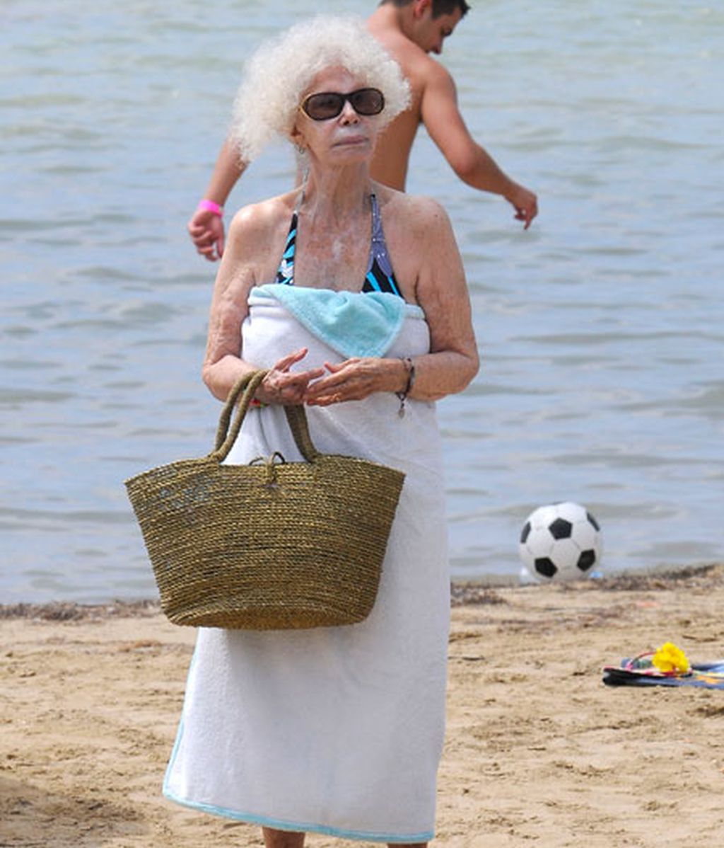 La Duquesa de Alba se da el primer baño de la temporada en el mar