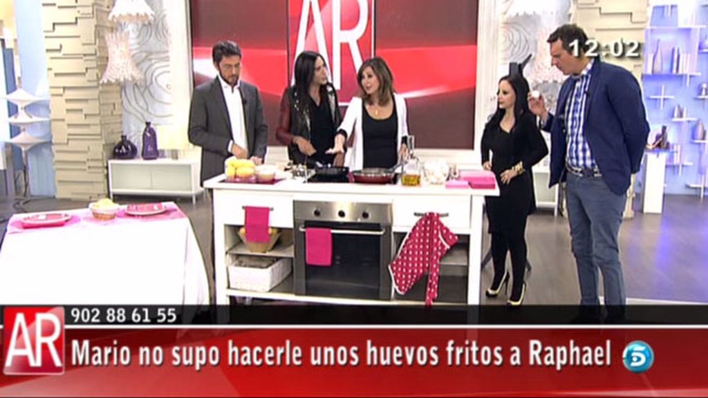 Mario no supo hacerle unos huevos fritos a Raphael