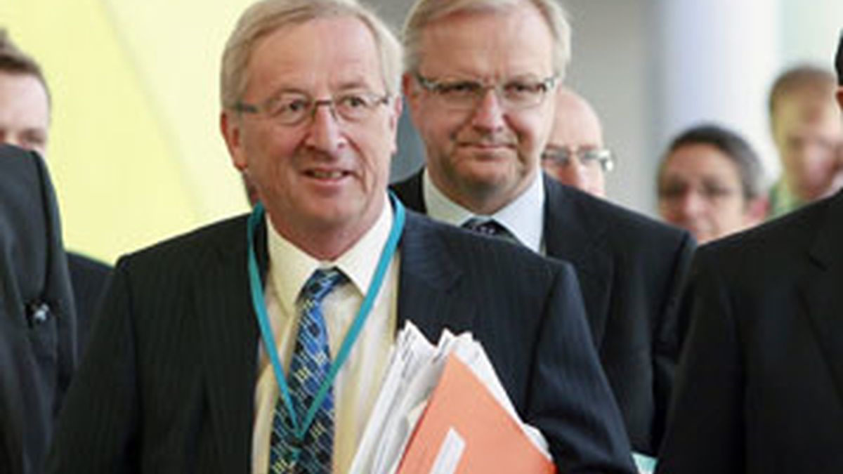El presidente del Eurogrupo de Luxemburgo, Jean-Claude Juncker y Olli Rehn, de la Comisión Europea de Asuntos Monetarios llegan una reunión extraordinaria de la Comisión de Asuntos Monetarios del Parlamento Europeo. Foto: EFE