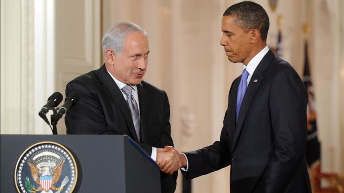 El presidente de Estados Unidos, Barack Obama (d) choca sus manos con el primer ministro de Israel, Benjamin Netanyahu (i), el pasado 1 de septiembre de 2010, en el ala este de la Casa Blanca. EFE/Archivo