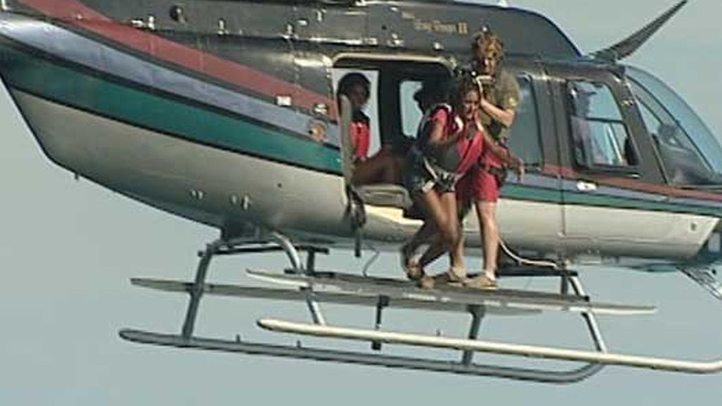 Los anónimos saltan del helicóptero