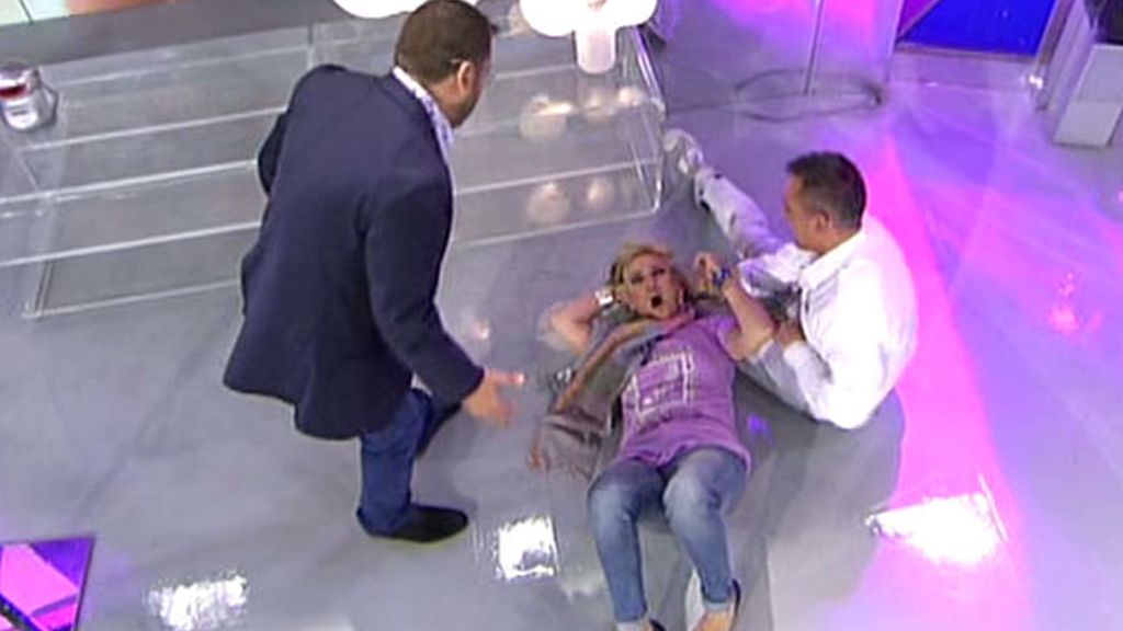 Kiko besa el suelo y los pies de Maruja