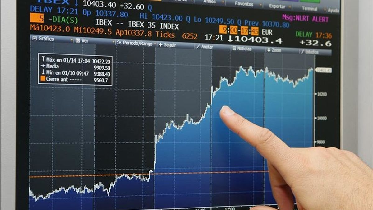 Vista de una pantalla que refleja el índice semanal de la Bolsa española, que logró cerrar su mejor semana desde principios de julio pasado. EFE