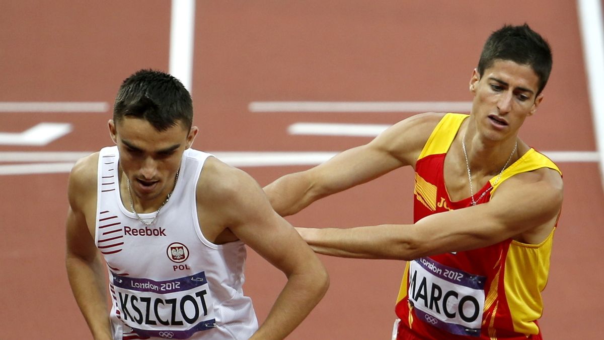 El español Luis Alberto Marco (dch) y el polaco Adam Ksczczot al término de su semifinal de 800 metros masculino de los Juegos Olímpicos de Londres