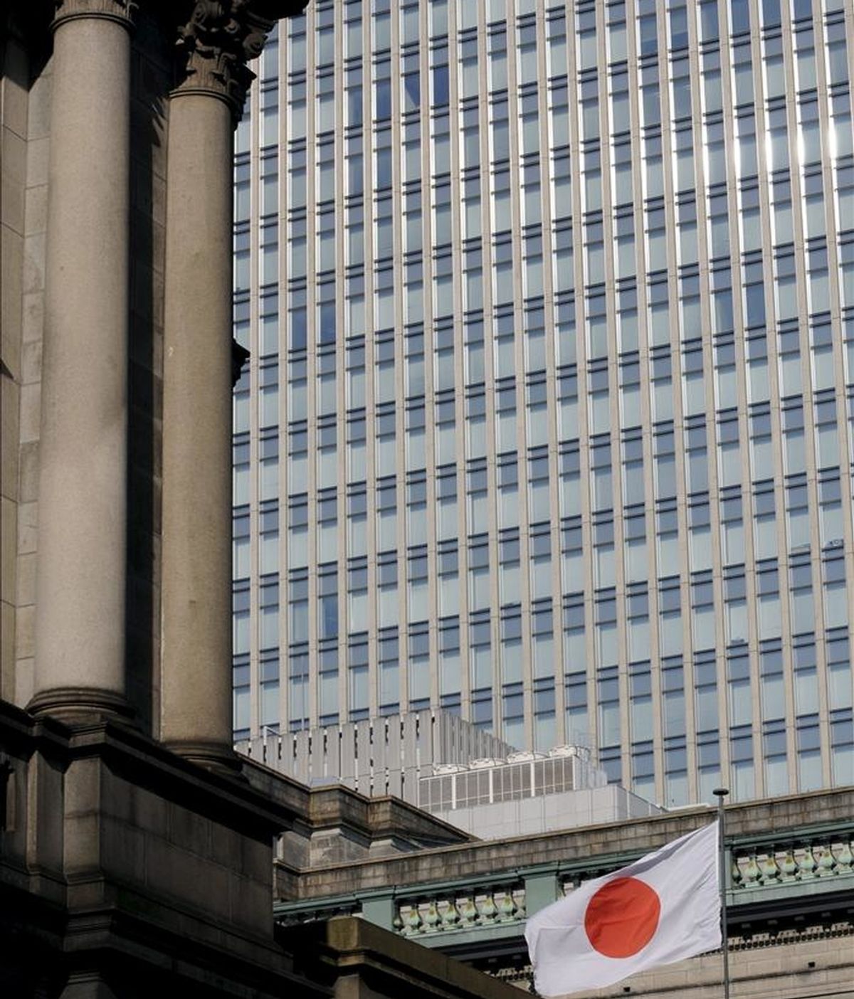Una bandera japonesa ondea sobre el Banco de Japón (BOJ) en Tokio. EFE/Archivo