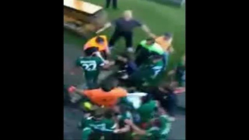 Un aficionado graba las imágenes de tensión entre el Maccabi Haifa y un grupo antisemita