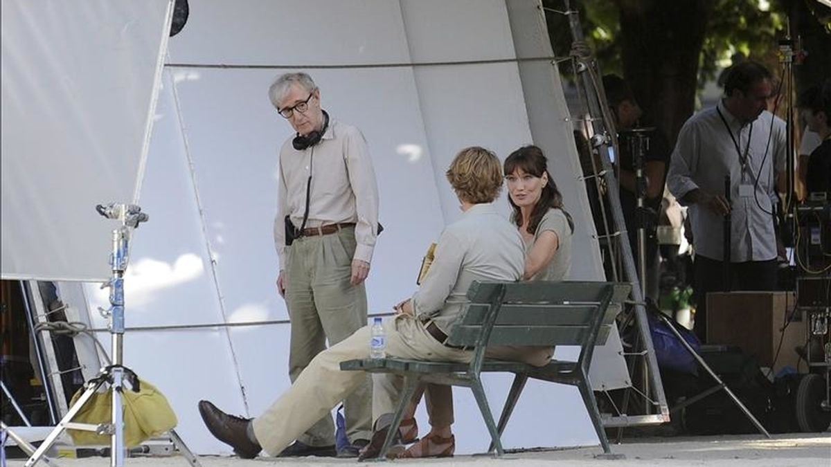 Fotografía de archivo fechada el 28 de julio de 2010 muestra al director estadounidense Woody Allen (c) observando a la primera dama francesa Carla Bruni-Sarkozy (d) y al actor estadounidense Owen Wilson (2d) en la plaza Jean XXIII, durante la filmación de la película de Woody Allen "Medianoche en Paris", rodada en Paris (Francia). EFE/Archivo