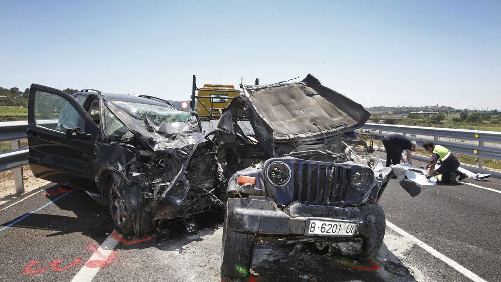 Cuatro personas han fallecido y dos más han resultado heridas graves este mediodía en un accidente de tráfico en Vilafranca del Penedès (Barcelona) en el que se han visto involucrados tres vehículos.