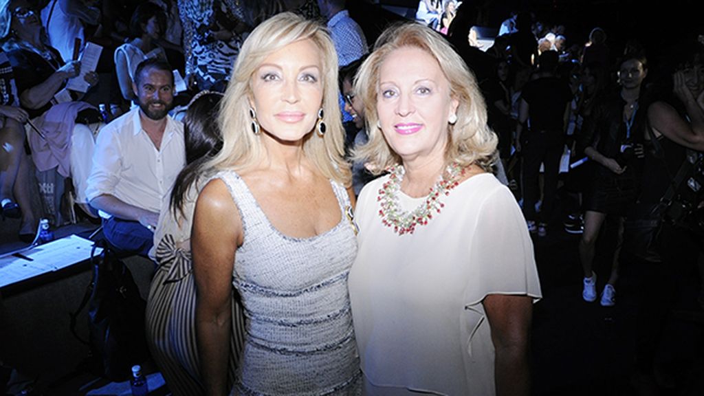 Carmen Lomana, de Ferragamo, fue al defile de Ana Locking con su hermana