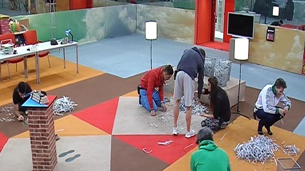 Tienen que recomponer fotografías, descifrar extrañas llamadas…