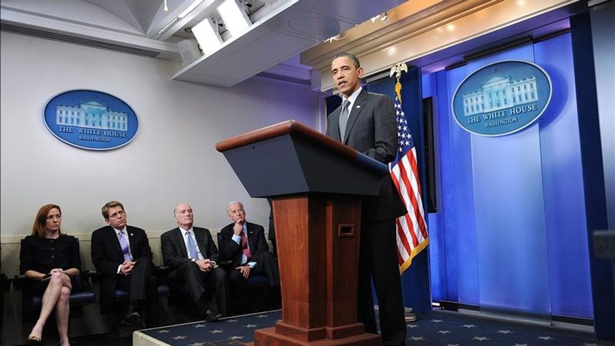 El presidente de EE.UU., Barack Obama (c), habla después de su encuentro con el presidente de la Cámara de Representantes, el republicano John Boehner, y el líder de la mayoría demócrata en el Senado, Harry Reid, en la Casa Blanca en Washington (EE.UU.). EFE