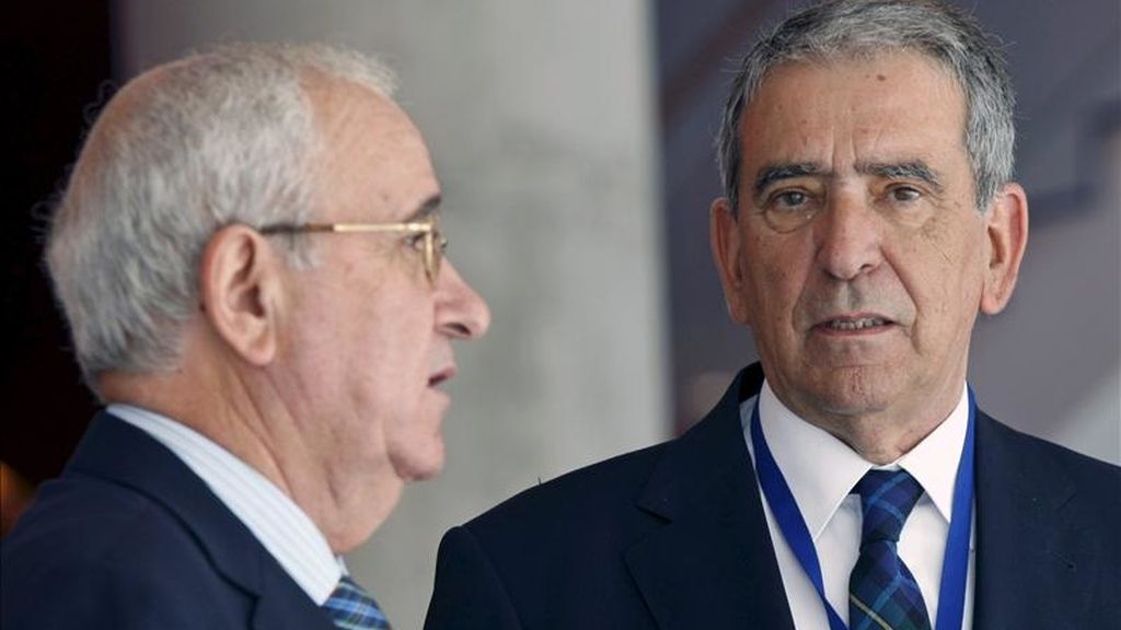El presidente de la Federación Española de Bancos de Alimentos (Fesbal), José Antonio Busto (d), y el presidente del Banco de Alimentos de Vizcaya, Nicolás Palacios, posan en un receso del XVI congreso de bancos de alimentos, que se celebra en Bilbao. EFE El presidente de la Federación Española de Bancos de Alimentos (Fesbal), José Antonio Busto (d), y el presidente del Banco de Alimentos de Vizcaya, Nicolás Palacios, posan en un receso del XVI congreso de bancos de alimentos, que se celebra en Bilbao. EFE