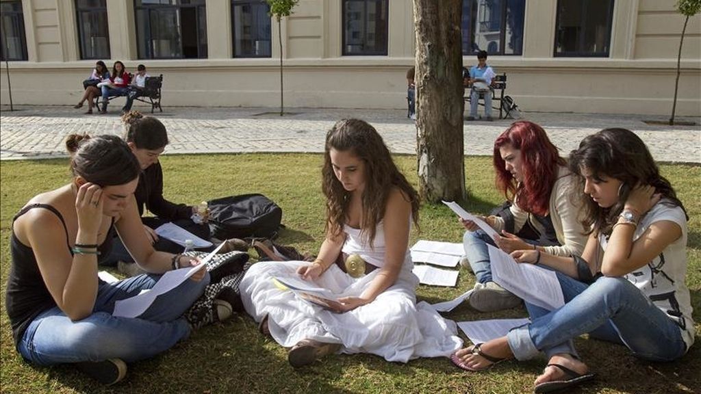 Un grupo de alumnas dan un ultimo repaso a sus apuntes antes de un examen. EFE/Archivo