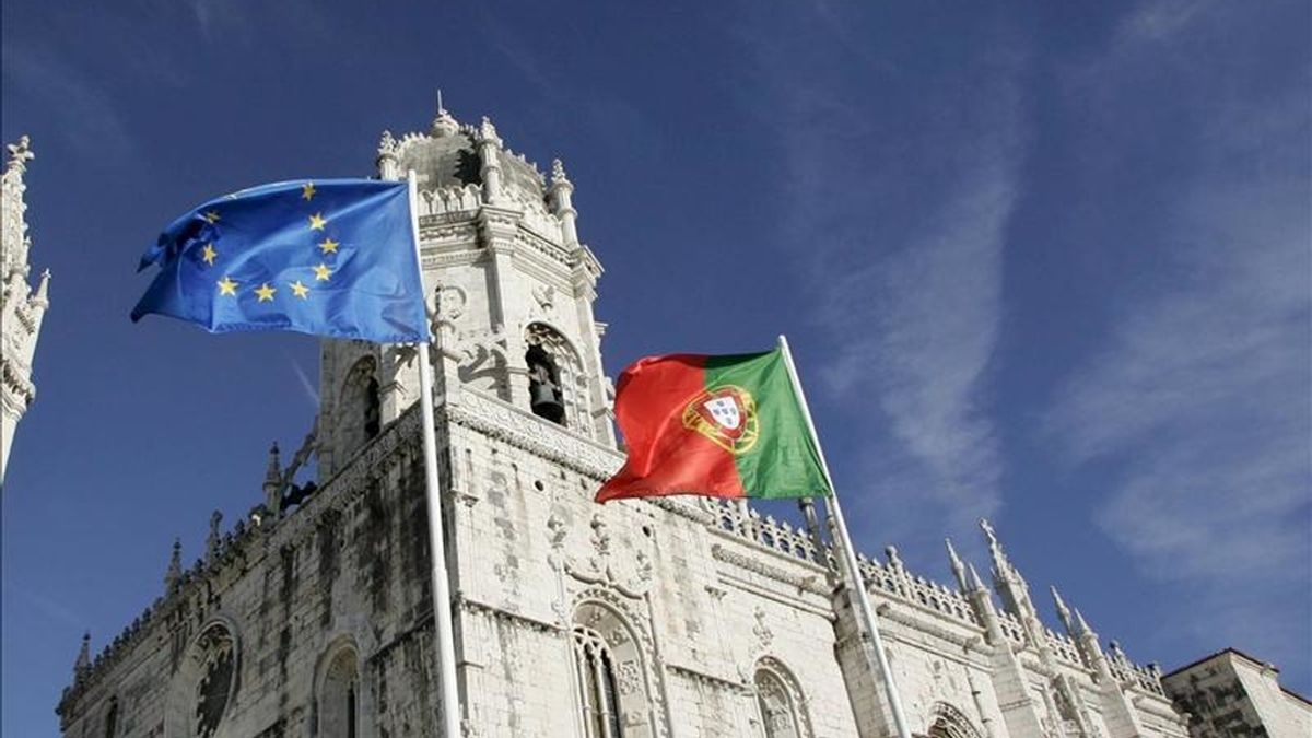 Las banderas de la Unión Europea (i) y Portugal ondeando en el exterior del monasterio de los Jerónimos, en Lisboa. EFE/Archivo