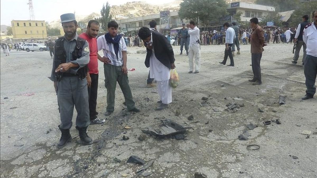 Miembros de las fuerzas de seguridad inspeccionan el escenario de un atentado con bomba dirigido contra un vehículo policial, en Pol-i-Khomri, en la provincia de Baghlan (Afganistán), ayer martes 31 de mayo. EFE