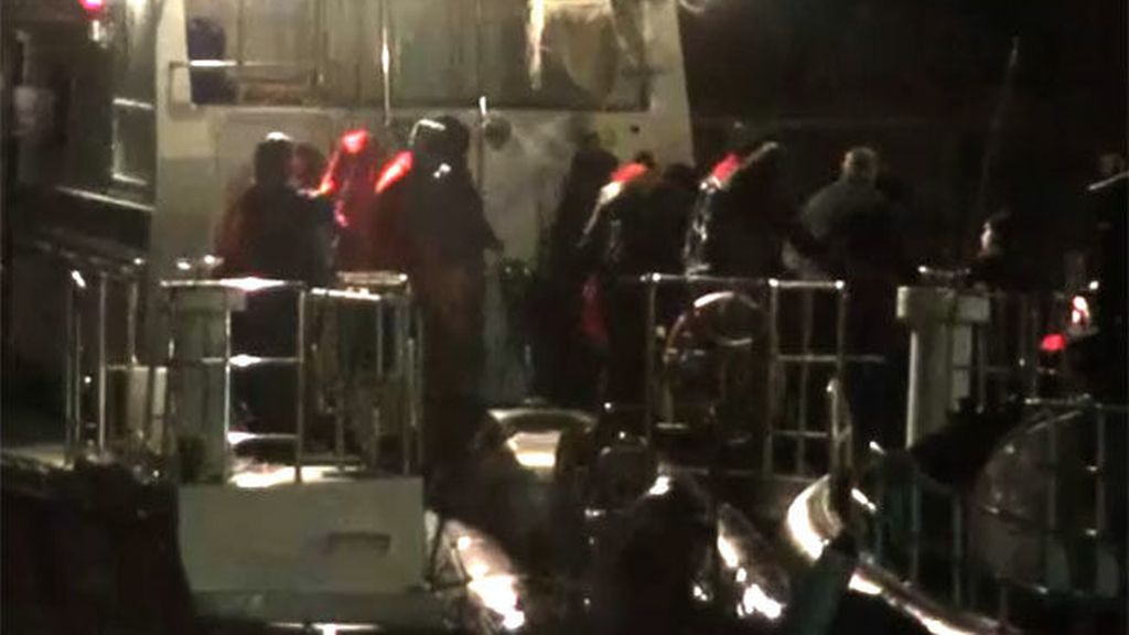 Rescatan a una quincena de personas que trataban de llegar en patera a Almería
