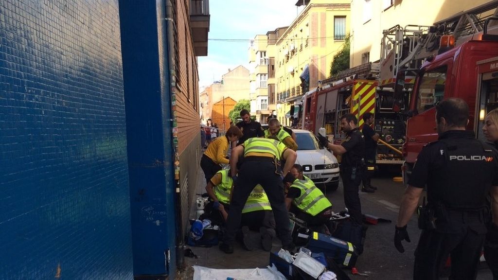 Una mujer y sus dos hijos heridos en el incendio de su vivienda en Madrid