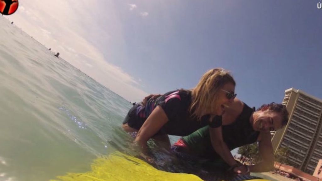 La colaboradora ha intentado hasta aprender a hacer surf