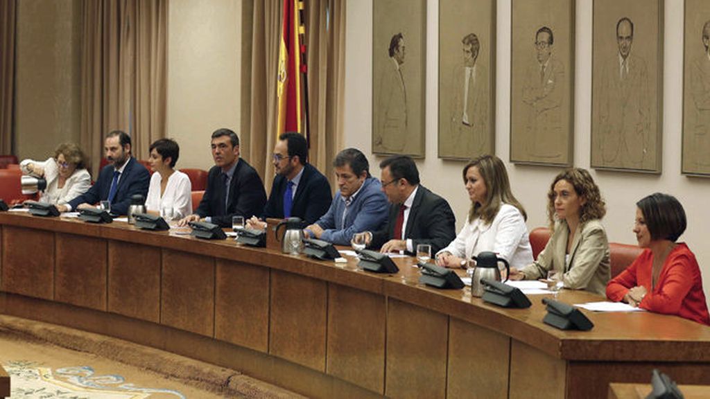 La Gestora del PSOE decide si castiga a sus 15 diputados díscolos