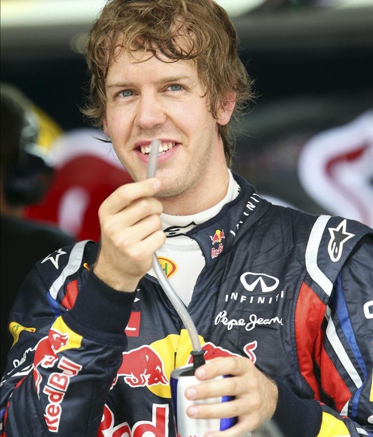 El piloto alemán de Fórmula Uno Sebastian Vettel, de la escudería Red Bull Racing, saluda a sus aficionados tras correr la segunda sesión de entrenamiento celebrada en el circuito internacional de Shanghái (China). El Gran Premio de Shanghái de Fórmula Uno se disputa este fin de semana en Shanghái. EFE