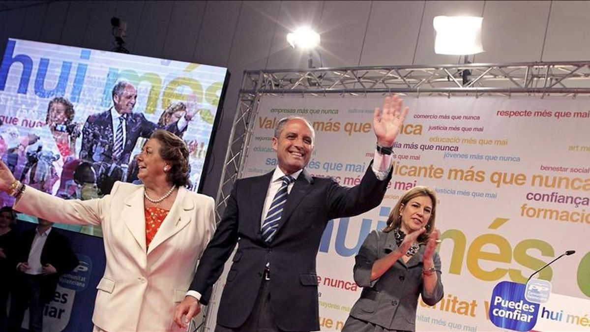 El presidente del PP-CV, Francisco Camps, acompañado por la alcaldesa de Valencia, Rita Barberá, y la coordiandora de campaña de los populares valencianos, Paula Sánchez de León (d). EFE/Archivo