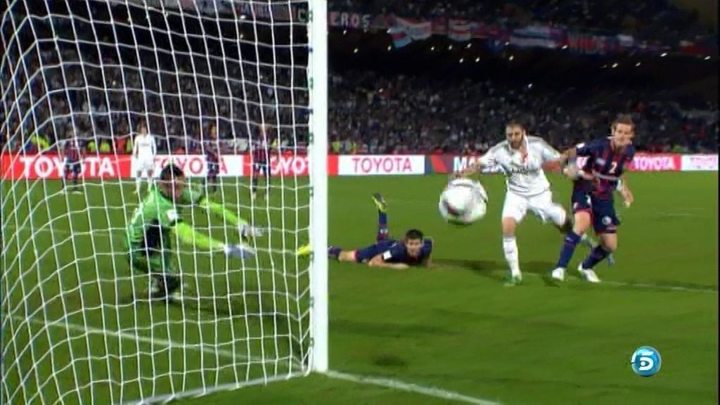¡Benzema descamisado! El francés pide penalti en un agarrón dentro del área