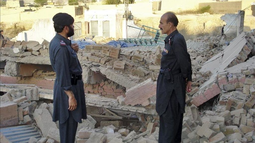 Miembros de los servicios de Seguridad de Pakistán observan los daños provocados en una escuela femenina de Bara, en la frontera con Afganistán, tras ser bombardeada presuntamente por milicianos talibanes el 25 de marzo de 2011. EFE/Archivo