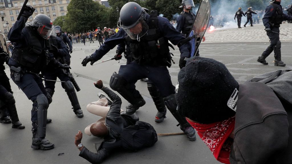 Violentos enfrentamientos en las calles de París en protesta por la reforma laboral
