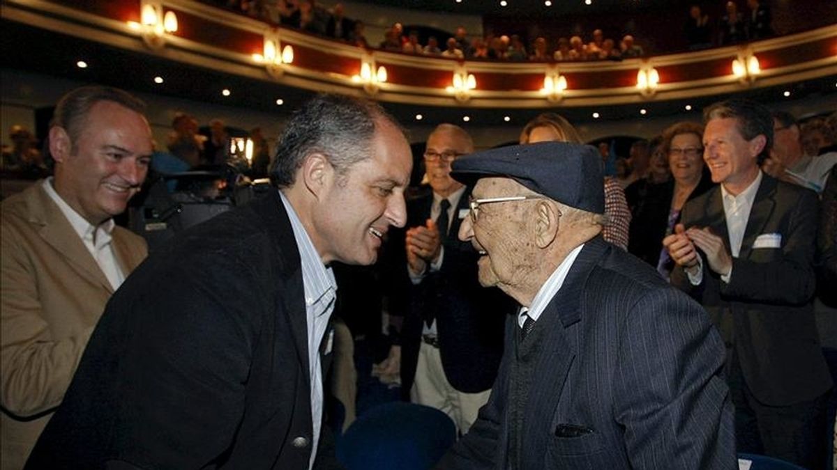 El president de la Generalitat y candidato a la reelección, Francisco Camps (i), saluda a un hombre, de 105 años de edad, durante el acto organizado por el PP con mayores en Castellón. EFE