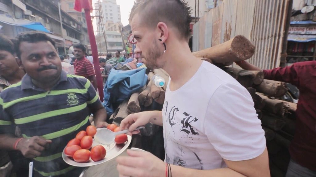 Dabiz Muñoz cocina un ‘crepe’ indio en plena calle de Bombay