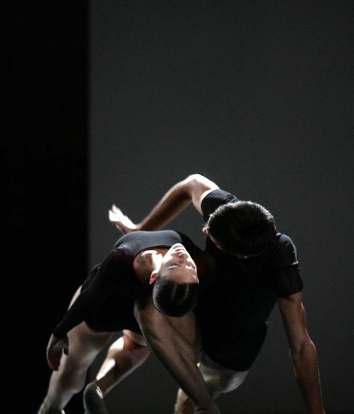 La Compañía Nacional de Danza (CND) de España brindó hoy al público de Pekín la primera de sus tres actuaciones esta semana en el Teatro Nacional de la capital china, donde mostró la original combinación de música barroca de Bach y danza moderna que creó su anterior director artístico, Nacho Duato. EFE/Archivo