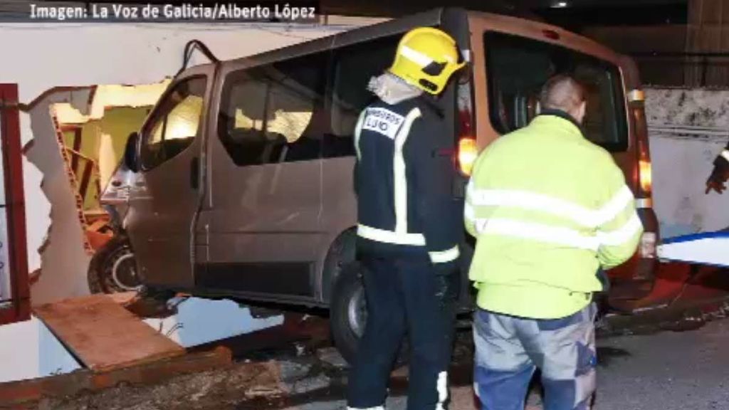 Una furgoneta se empotra contra una vivienda en Lugo