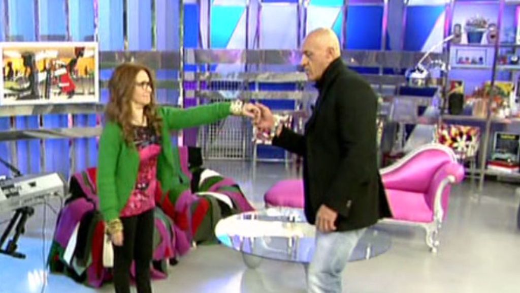 Sus compañeros le dan la bienvenida con dos regalos muy originales