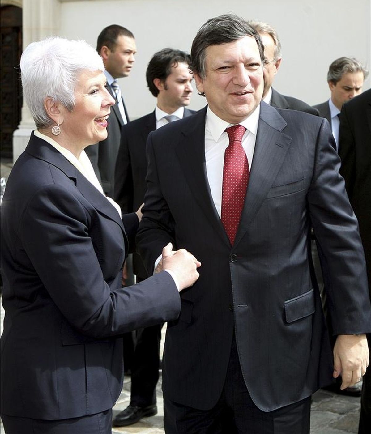 La primera ministra croata, Jadranka Kosor (izq), estrecha la mano al presidente de la Comisión Europea, José Manuel Durao Barroso, durante la visita de un día de duración que ha realizado el responsable europeo a Zagreb (Croacia). EFE