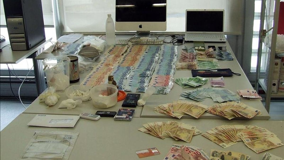 Fotografía facilitada por los Mossos d'Esquadra que han detenido a siete presuntos traficantes de droga, entre ellos un menor de 16 años, tras incautarles 300 gramos de cocaína y 24.000 euros en efectivo en el piso del distrito Sants-Montjuic de Barcelona en el que vivían. EFE
