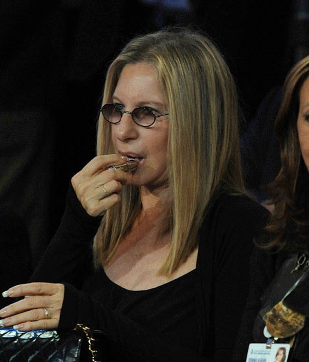 Barbara Streisand, acompañada de Dona Karan, presenciando el defile de esta última