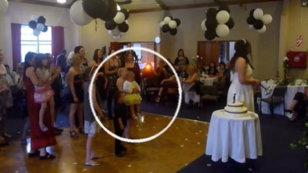 Si tienes un bebé en brazos no intentes coger el ramo de la novia